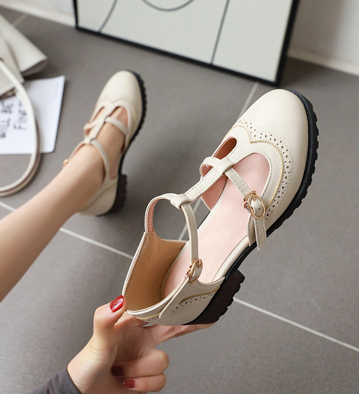 Women’s Retro Round Toe Shoes white